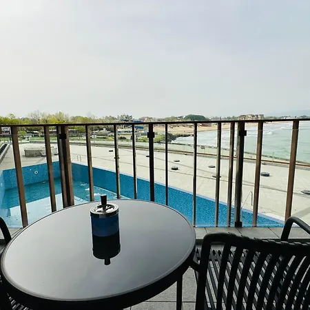 아파트 Paradiso B 210 Private Sea View 네세부르